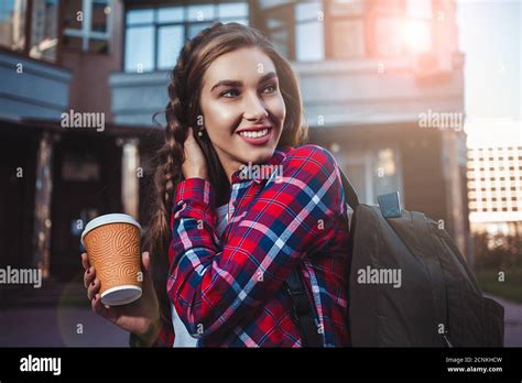 Mujeres Hermosas En La Calle Fotografías E Imágenes De Alta Resolución Alamy