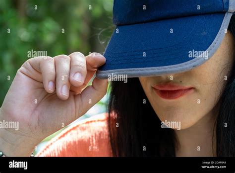 Mujer Ocultando Su Rostro Detrás De Una Baluta Azul Fotografía De Stock