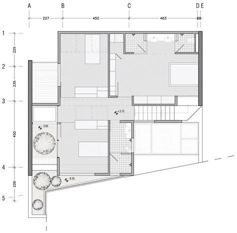 Inward Facing Iranian Home Lets Light Filter In Through A Facade Of