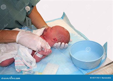Primer Baño Del Bebé Recién Nacido Imagen De Archivo Imagen De