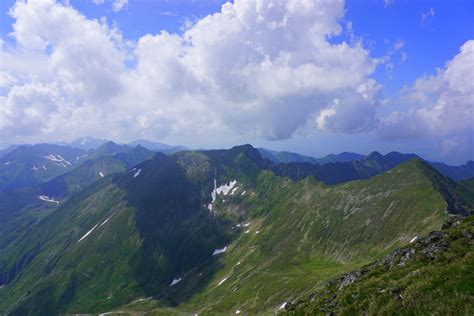 It is located in argeș county , in the făgăraș mountains of the southern carpathians. Vârful Moldoveanu prin Valea Rea, traseu de o zi - Patru Zări