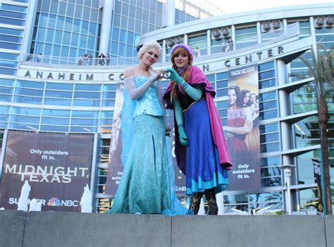 Elsa And Anna Frozen Best Disney Cosplays At Wondercon Popsugar Love Sex Photo