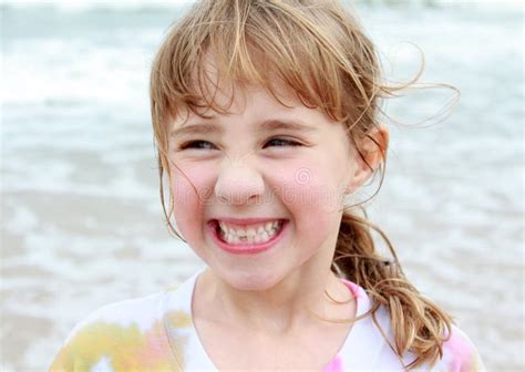 Mädchen Lachen Stockfoto Bild Von Kind Blond Strand 19466520