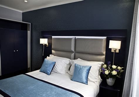 Quelle est la couleur de la chambre bleue et blanche ? decoration chambre gris bleu - visuel #7