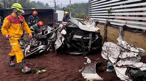 影／失控瞬間曝光！聯結車壓爛轎車 媽媽命危、兒子昏迷｜東森新聞：新聞在哪 東森就在哪裡