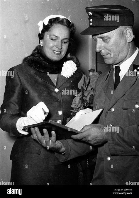 Begum Aga Khan Signs An Autograph At The Airport Stock Photo Alamy