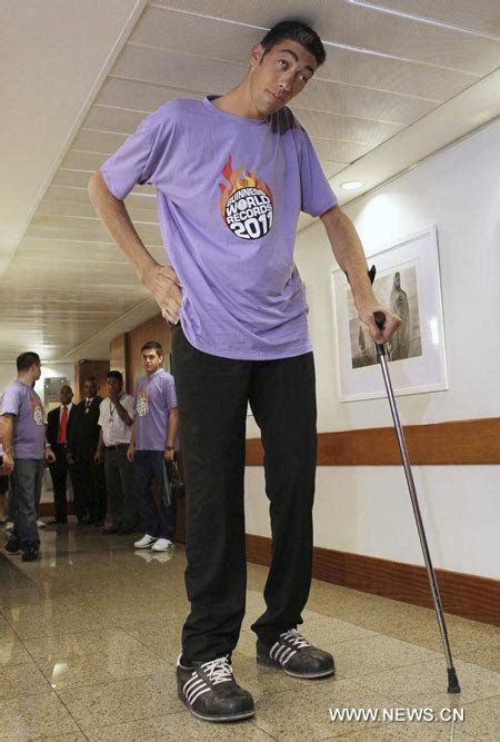 Worlds Tallest Man Promotes Guinness World Records 2011 Book Peoples Daily Online