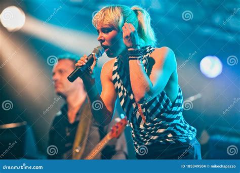 Famous Dutch Women Singer Wende Snijders On Stage Editorial Stock Image Image Of Netherlands