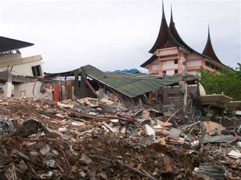 Guncangan gempa terjadi cukup lama, membuat warga panik, dan berhamburan keluar rumah. 18+ Kliping Gambar Bencana Alam yang Terjadi di Indonesia