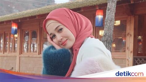 Foto Emma Artis Cantik Malaysia Yang Jadi Kontroversi Setelah Lepas Jilbab