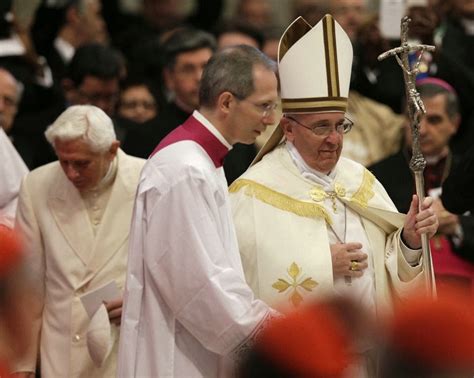 catholicvs fotos del papa emérito y el papa reinante juntos de nuevo durante la creación de