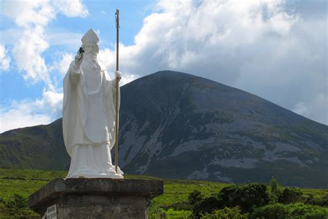 2012 Spirit Of Ireland Healing Journey St Patrick Statue In Front Of