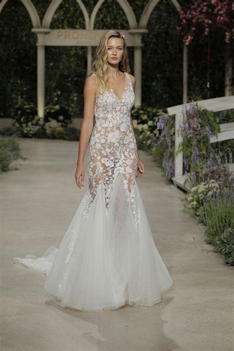 Auf den perfekten mix aus gepflegt, elegant und zurückhaltend kommt es bei der maniküre der nägel an. Pin auf Transparente Brautkleider