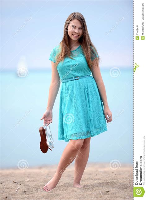 Tienermeisje Met Blauwe Kleding Bij Het Strand Stock Afbeelding Image