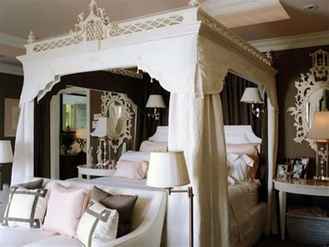 Glamorous bedroom decorating brings luxurious furniture and decorative fabrics, gorgeous lighting fixtures and silk or wool rugs into modern bedrooms. 33 Glamorous Bedroom Design Ideas | DigsDigs