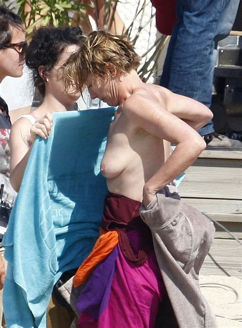 Emma Thompson Slips And We Get To Spot Her Boobs Alrincon Com