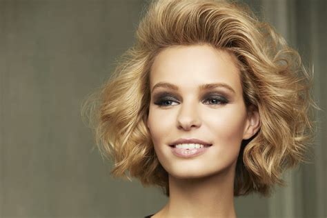 Testez de nouveaux looks avec des coiffures tendance, archivez et envoyez la photo de votre nouvelle coupe de cheveux à vos amis. 50 Ans Coupe De Cheveux Femme 2020 Visage Rond | Coiffures ...