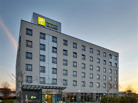 The hotel express by holiday inn duesseldorf north is a modern business hotel located within easy reach of the congress centre messe duesseldorf, the duesseldorf airport (dus), the main railway station and the sport centres ltu arena and iss dome.both by car via the a 52 motorway and public transport, the hotel is perfectly connected to all business and leisure attractions like jazz rally in. Holiday Inn Express Dusseldorf - City North Hotel by IHG