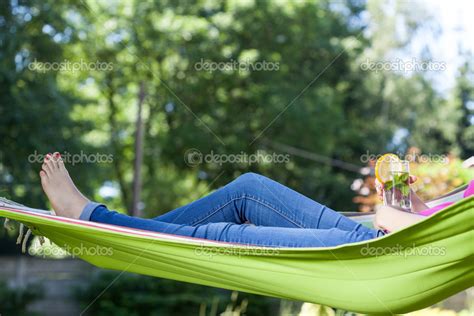 Mujer Descansando Con Bebida En Hamaca — Fotos De Stock