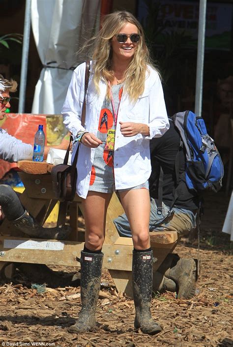 Cressida Bonas Flashes Her Sun Kissed Limbs At Glastonbury 2015 Festival Daily Mail Online