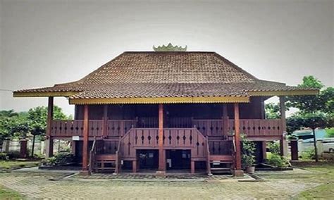 Adalah rumah adat lampung yang biasa dipakai sebagai ikon. Rumah Adat Lampung yang Unik dan Sarat Makna