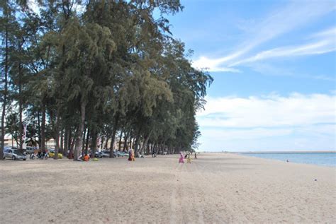 Pantai batu buruk atau ejaan klasiknya batu burok adalah salah satu daripada kawasan pantai yang terkenal di negeri keropok. Pantai Batu Buruk | Jom Santai Di Pantai Popular Kuala ...