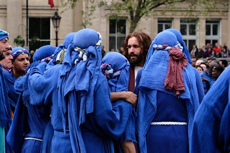 Pictures Crucifixion Of Jesus Recreated In Annual Central London