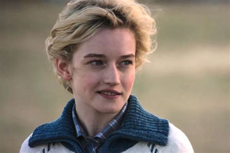 Julia Garner S Body Measurements Including Height Weight Dress Size