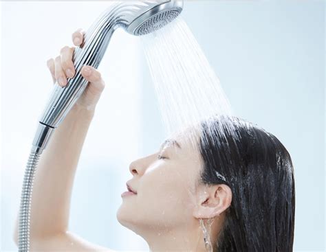 浴びるだけで綺麗になるファインバブルのシャワーヘッドの3つの特徴 。 ｜ Stella ステラ 京橋店｜京橋で30代・40代・50代の大人女性の為の美容院