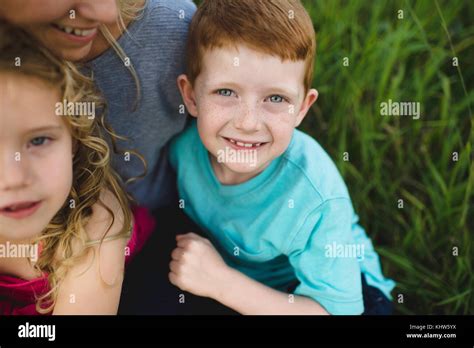 Junge Hat Seine Schwester Auf Dem Schoß Fotos Und Bildmaterial In