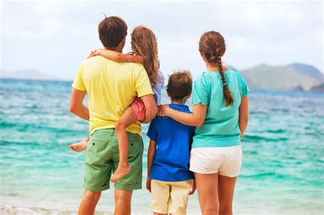 Familia En Vacaciones Tropicales De La Playa Foto De Archivo Imagen