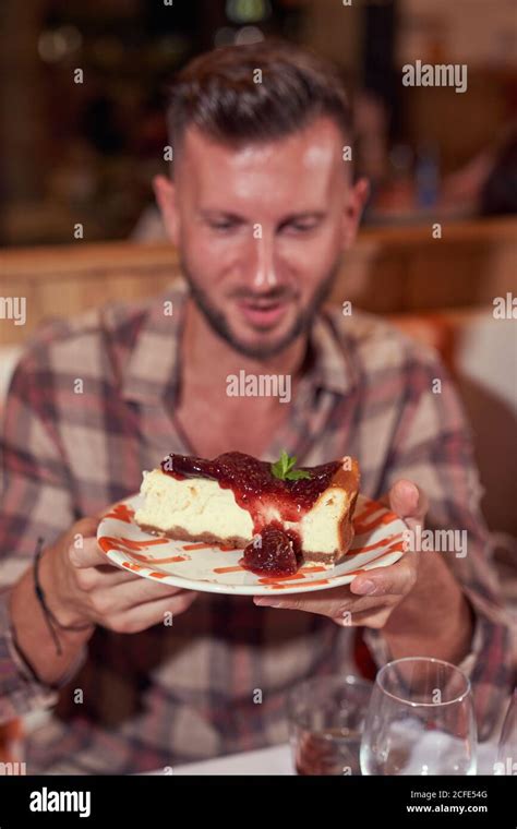 Hombre En Ropa Informal Plato De Sujeción Con Deliciosa Losa De Pastel