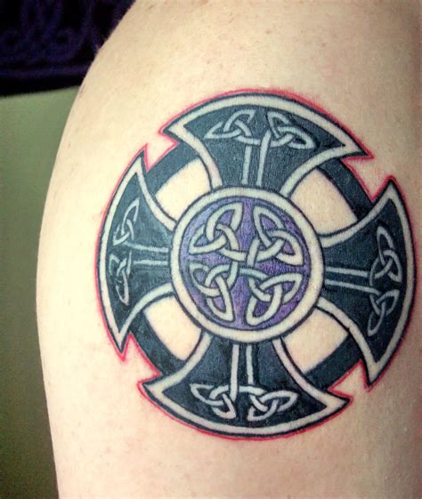 Antique spirituality meets modern fashion with the widespread induction of celtic cross tattoos. tattoo for girls: Designs Photos: Celtic Cross Tattoos