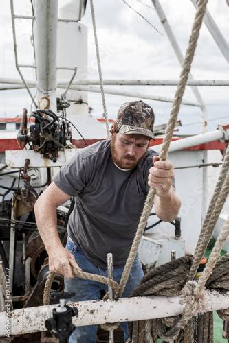 Commercial Fisherman Working On The Deck Of A Ship Stockfotos Und