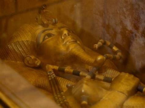 Egypt Finds New Clues That Queen Nefertiti May Lie Buried Behind Tuts Tomb The Express