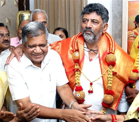 Karnataka Deputy Chief Minister Dk Shivakumar Meets Party Leader Jagadish Shettar