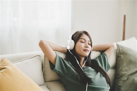 【医師監修】安眠と音楽の関係は？寝る前に聴くおすすめの曲や聴く際のポイントを紹介｜wenell（ウィーネル）