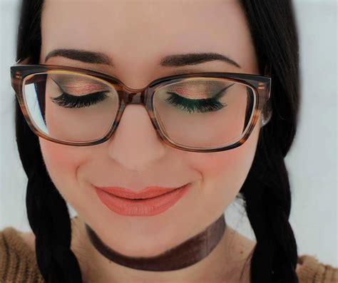 8 ترفند اصولی آموزش میکاپ و آرایش صورت برای خانم‌های عینکی مجله کوروش