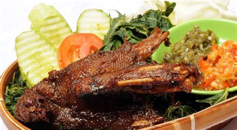 Bebek bumbu hitam khas madura ini memiliki cita rasa yang gurih dan pedas! Bebek Sinjay, Wisata Kuliner Madura di Bangkalan | Wisata ...