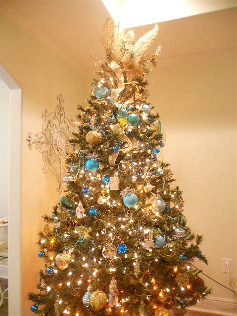 25 Charming Turquoise Christmas Tree Decorations Ideas
