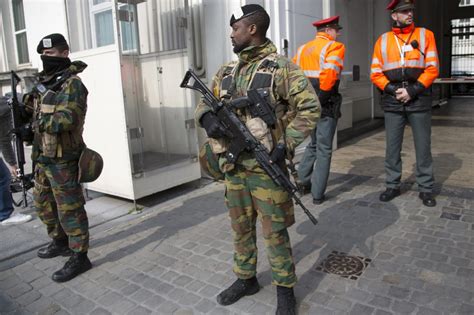 Des centaines de forces de l'ordre tentent de retrouver un militaire d'extrême droite, probablement lourdement armé. Chasse à l'homme en Belgique après l'opération ...