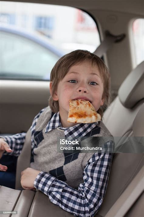 남자아이 안전띠를 안전 벨트 및 식사 피자 차량 차에 대한 스톡 사진 및 기타 이미지 차 피자 소년 Istock 3776
