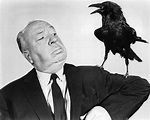 Alfred Hitchcock con un cuervo