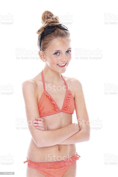 Süße Junge Mädchen Im Bikini Stehen Mit Ihre Arme Verschränkt Stockfoto