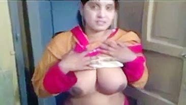 Leaked Desi Mms An Incredibly Hot Hijabi Paki Girl Shows Off Her Boobs