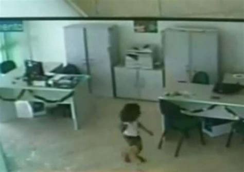Assustador Vídeo Gera Repercussão Nas Web Ao Mostrar Criança Sendo Puxada Por Fantasma Enquanto