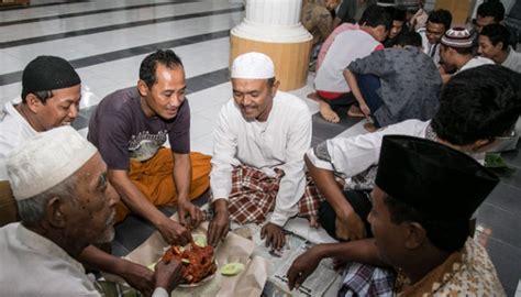 Tradisi Megibung Perekat Umat Islam Di Bali Foto