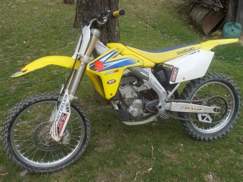 Suzuki rmz 450 the suzuki 450 has easily been the bike in this class that's been overdue for a total makeover and. Suzuki rmz 450, 2006 god.