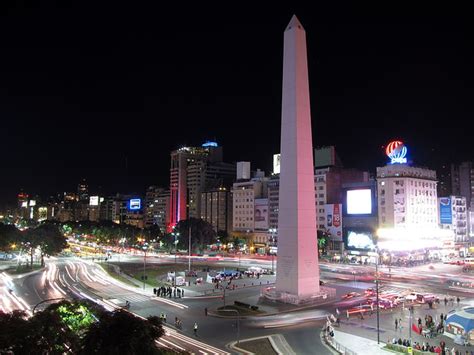 Muchas personas, entre ellas famosos, se acercaron al obelisco para brindarle su apoyo. A New Era for Argentina | Mark Mobius