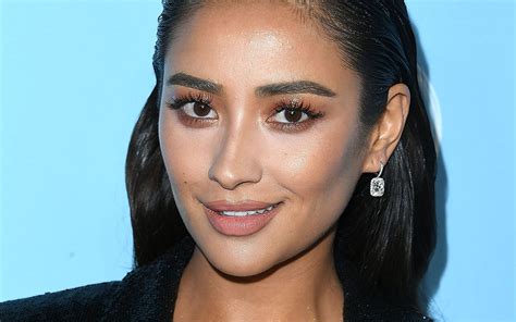 Shay Mitchell Used Youtube Makeup Tutorials To Diy Her Last Minute